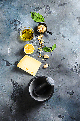 포토 JPG 해외이미지 토마토 재료 치즈 마늘 요리 사람없음 칠판 소나무 기름 뿌리기 허브 향신료 올리브 날것 바질 막자 카피스페이스 비건 페스토 해외202105 해외포토 나무 식물 열매 음식 채소 모션 유제품 공백 소스_음식 채식주의자 향미료 파일형식