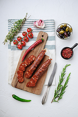 포토 JPG 해외이미지 음식 건조 육류 돼지고기 사람없음 소시지 애피타이저 흰배경 질감 매움 슬라이스 발효 훈제 살라미 초리조 해외202105 해외포토 백그라운드 식재료 흰색 가공식품 맛 파일형식