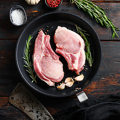 포토 JPG 해외이미지 음식 재료 뼈 육류 돼지고기 스테이크 사람없음 소고기 돼지 플랫 바비큐 어깨 날것 소금 로즈메리 갈비뼈 바비큐립 등심 정육점 카피스페이스 해외202105 해외포토 식재료 포유류 서양음식 신체부위 상점 공백 허브 파일형식