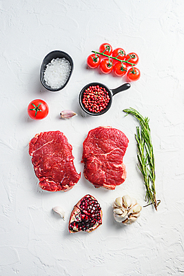 포토 JPG 해외이미지 음식 재료 육류 스테이크 비프스테이크 사람없음 소고기 들소 흰배경 질감 날것 정육점 해외202105 해외포토 백그라운드 식재료 서양음식 상점 흰색 소 파일형식