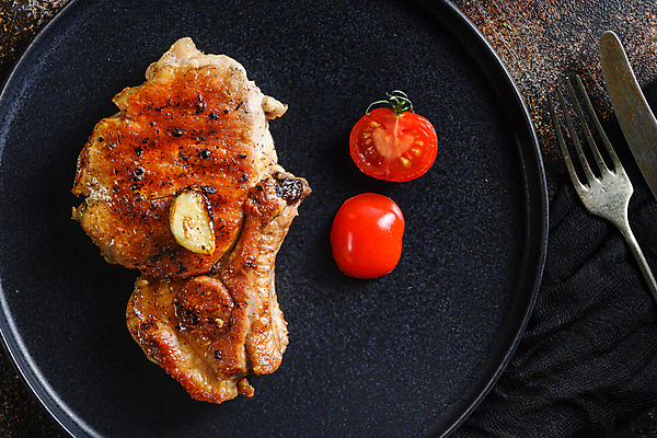 포토 JPG 해외이미지 음식 조각 토마토 뼈 육류 돼지고기 스테이크 요리 사람없음 프라이팬 바비큐 허브 매움 후추 로즈메리 바비큐립 등심 절임 정육점 해외202105 해외포토 식물 채소 식재료 주방용품 서양음식 상점 맛 향신료 파일형식