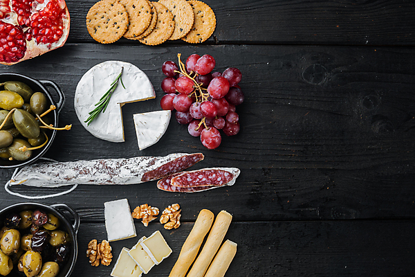 포토 JPG 해외이미지 음식 재료 치즈 육류 요리 사람없음 기름 허브 올리브 날것 그리시니 블루치즈 카피스페이스 나무배경 해외202105 해외포토 식물 열매 빵 백그라운드 식재료 유제품 공백 파일형식