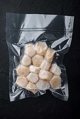 포토 JPG 해외이미지 음식 검은배경 육류 사람없음 해산물 날것 팩 가리비 진공 해외202105 진공포장 해외포토 백그라운드 식재료 포장 조개 검은색 화장품 파일형식