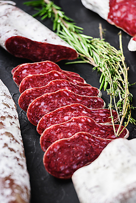 포토 JPG 해외이미지 음식 검은배경 건조 육류 돼지고기 사람없음 소시지 애피타이저 질감 슬라이스 발효 훈제 살라미 초리조 프로슈토 해외202105 해외포토 백그라운드 식재료 검은색 가공식품 햄 파일형식