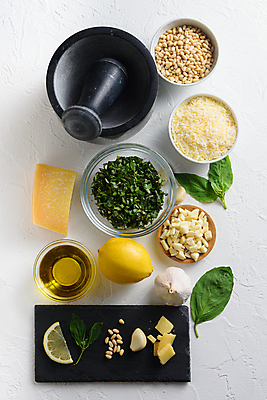 포토 JPG 해외이미지 그릇 치즈 실내 마늘 사람없음 올리브오일 레몬 흰배경 잣 바질 막자사발 돌판 페스토 해외202105 해외포토 식기 백그라운드 채소 과일 유제품 내부 견과류 돌_바위 흰색 사발 소스_음식 기름_음식 파일형식