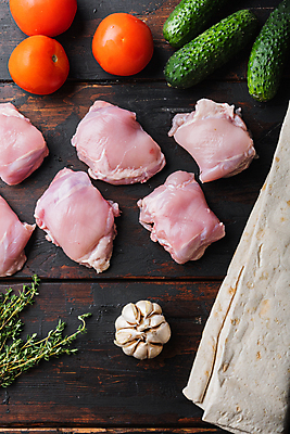 포토 JPG 해외이미지 음식 조각 근육 육류 사람없음 치킨 날것 롤 허벅지 케밥 피타 나무배경 해외202105 해외포토 빵 백그라운드 식재료 신체부위 닭고기요리 파일형식