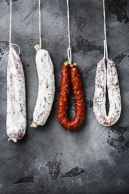 포토 JPG 해외이미지 음식 회색배경 건조 육류 돼지고기 사람없음 소시지 애피타이저 질감 발효 훈제 살라미 초리조 프로슈토 해외202105 해외포토 백그라운드 식재료 회색 가공식품 햄 파일형식