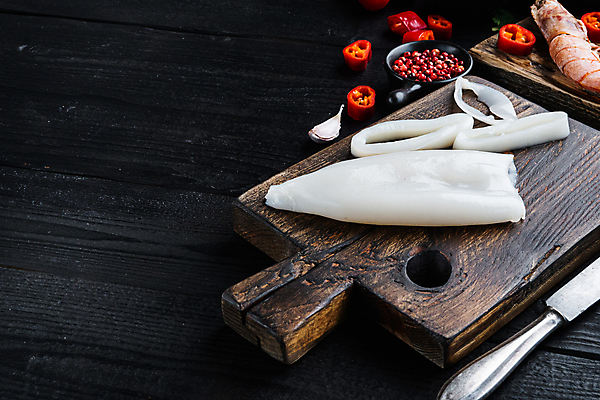 포토 JPG 해외이미지 음식 낚시 육류 사람없음 반지 해산물 오징어 날것 카피스페이스 나무배경 해외202105 해외포토 백그라운드 식재료 장신구 레저 연체동물 수중동물 공백 파일형식