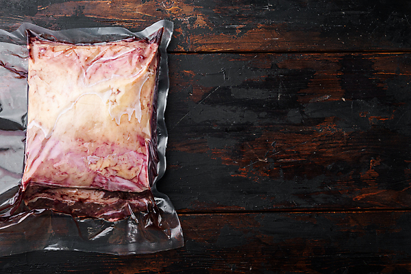 포토 JPG 해외이미지 사람없음 시장 팩 등심 진공 파우치 카피스페이스 나무배경 해외202105 진공포장 해외포토 백그라운드 가방 포장 육류 화장품 공백 파일형식