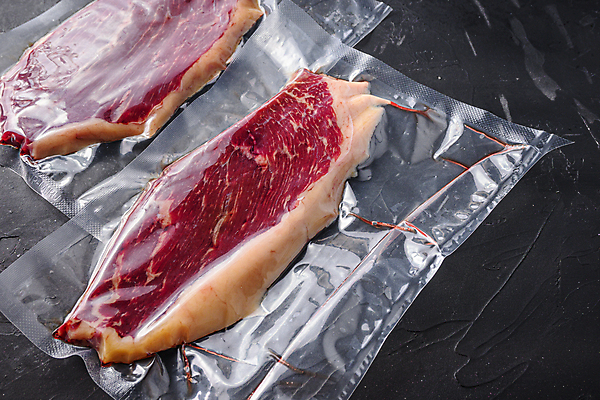 포토 JPG 해외이미지 음식 재료 검은배경 육류 스테이크 요리 비프스테이크 사람없음 소고기 바비큐 날것 대리석 팩 진공 파우치 해외202105 진공포장 해외포토 백그라운드 가방 식재료 포장 서양음식 검은색 화장품 파일형식