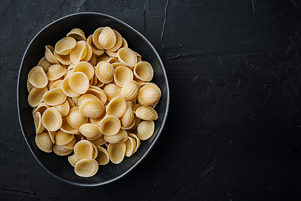포토 JPG 해외이미지 음식 재료 검은배경 건조 파스타 스파게티 사람없음 면 밀 날것 밀가루 펜네 카피스페이스 통밀 해외202105 해외포토 백그라운드 곡류 서양음식 검은색 공백 가루 파일형식