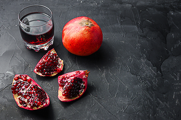 포토 JPG 해외이미지 열매 음식 조각 과일 재료 검은배경 사람없음 날것 석류 숙성 카피스페이스 해외202105 해외포토 식물 백그라운드 검은색 공백 파일형식