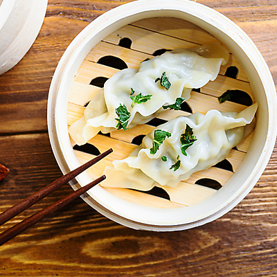 포토 JPG 해외이미지 실내 근접촬영 사람없음 중식 만두 나무젓가락 대나무찜기 나무배경 해외202105 해외포토 음식 뷰포인트 백그라운드 젓가락 내부 찜기 파일형식