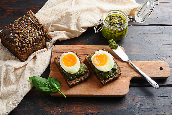 포토 JPG 해외이미지 빵 유리병 실내 사람없음 삶은계란 바질 나무도마 잼나이프 페스토 나무배경 해외202105 해외포토 음식 백그라운드 병_용기 도마 내부 목재 계란 소스_음식 나이프 계란요리 파일형식