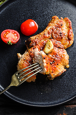 포토 JPG 해외이미지 음식 조각 토마토 뼈 육류 돼지고기 스테이크 요리 사람없음 프라이팬 바비큐 허브 매움 후추 로즈메리 바비큐립 등심 절임 정육점 해외202105 해외포토 식물 채소 식재료 주방용품 서양음식 상점 맛 향신료 파일형식