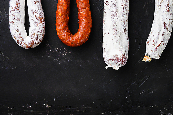 포토 JPG 해외이미지 음식 검은배경 건조 육류 돼지고기 사람없음 소시지 애피타이저 질감 발효 훈제 살라미 초리조 카피스페이스 프로슈토 해외202105 해외포토 백그라운드 식재료 검은색 공백 가공식품 햄 파일형식