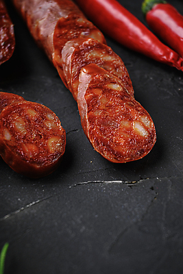 포토 JPG 해외이미지 음식 검은배경 건조 육류 돼지고기 사람없음 소시지 애피타이저 질감 매움 슬라이스 발효 훈제 살라미 초리조 해외202105 해외포토 백그라운드 식재료 검은색 가공식품 맛 파일형식