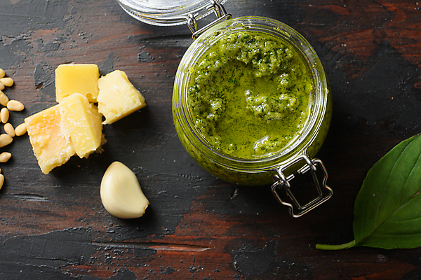 포토 JPG 해외이미지 유리병 치즈 실내 마늘 사람없음 잣 바질 페스토 나무배경 해외202105 해외포토 백그라운드 채소 병_용기 유제품 내부 견과류 소스_음식 파일형식