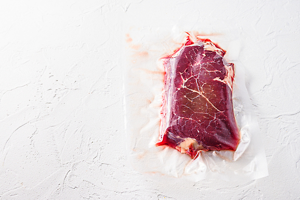 포토 JPG 해외이미지 음식 재료 육류 스테이크 요리 비프스테이크 사람없음 소고기 들소 흰배경 날것 팩 진공 파우치 카피스페이스 해외202105 진공포장 해외포토 백그라운드 가방 식재료 포장 서양음식 화장품 공백 흰색 소 파일형식