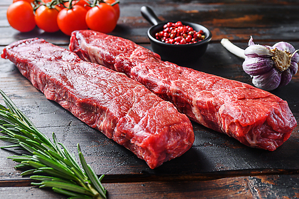 포토 JPG 해외이미지 음식 재료 도마 육류 스테이크 요리 비프스테이크 사람없음 소고기 칼날 선택 날것 대리석 로즈메리 라스베가스 정육점 카피스페이스 해외202105 해외포토 컨셉 식재료 주방용품 서양음식 상점 공백 허브 파일형식