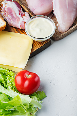 포토 JPG 해외이미지 음식 빵 토마토 재료 치즈 샌드위치 육류 요리 사람없음 치킨 샐러드 상추 흰배경 햄 토스트 베이컨 마요네즈 카피스페이스 해외202105 해외포토 백그라운드 채소 식재료 유제품 돼지고기 공백 흰색 소스_음식 닭고기요리 파일형식