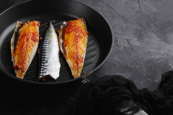 포토 JPG 해외이미지 음식 재료 검은배경 파프리카 어류 요리 사람없음 해산물 고등어 사프란 카피스페이스 해외202105 해외포토 백그라운드 채소 검은색 수중동물 공백 향신료 파일형식