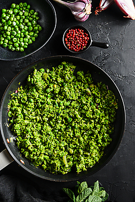 포토 JPG 해외이미지 식재료 검은배경 서양음식 실내 마늘 요리 사람없음 프라이팬 완두콩 콩요리 통후추 해외202105 해외포토 음식 백그라운드 채소 주방용품 콩 내부 검은색 후추 파일형식