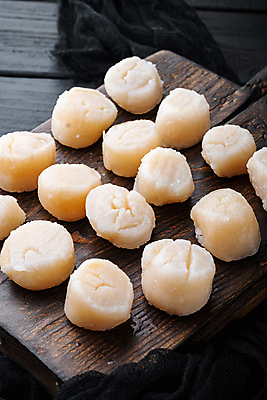 포토 JPG 해외이미지 무료이미지 음식 재료 조개 육류 사람없음 해산물 날것 심플 가리비 나무배경 해외202105 해외포토 백그라운드 식재료 어패류 파일형식