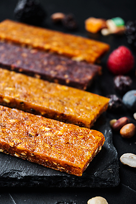 포토 JPG 해외이미지 무료이미지 음식 과일 검은배경 사람없음 견과류 바 설탕 아몬드 꿀 단백질 에너지바 크랜베리 슈퍼푸드 해외202105 해외포토 열매 백그라운드 검은색 건강식품 영양소 파일형식 무료콘텐츠