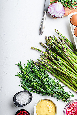 포토 JPG 해외이미지 식재료 실내 사람없음 나이프 흰배경 아스파라거스 소금 로즈메리 적양파 통후추 해외202105 해외포토 식기 백그라운드 채소 양파 내부 흰색 칼 허브 후추 파일형식