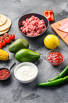 포토 JPG 해외이미지 식재료 방울토마토 고추 회색배경 파프리카 실내 사람없음 케첩 레몬 아스파라거스 아보카도 나무도마 다진고기 통후추 해외202105 해외포토 백그라운드 토마토 채소 과일 도마 육류 내부 목재 회색 소스_음식 후추 파일형식