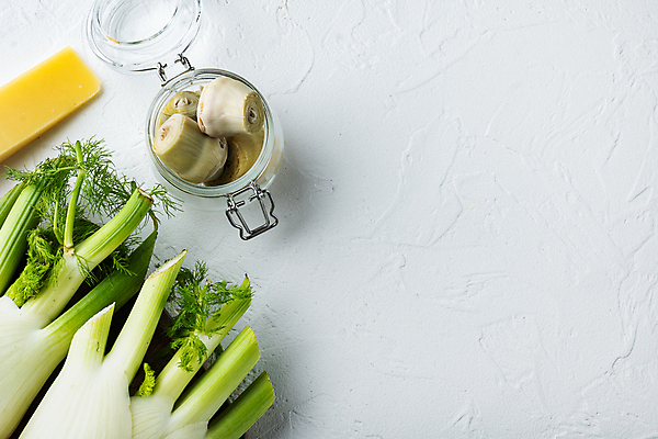 포토 JPG 해외이미지 식재료 유리병 치즈 실내 사람없음 흰배경 담기 펜넬 카피스페이스 해외202105 해외포토 백그라운드 채소 모션 병_용기 유제품 내부 공백 흰색 파일형식
