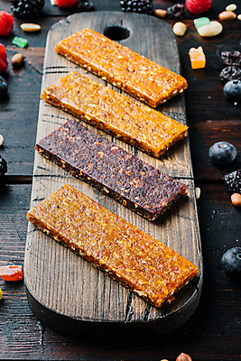 포토 JPG 해외이미지 무료이미지 음식 과일 사람없음 견과류 바 설탕 아몬드 꿀 단백질 에너지바 크랜베리 슈퍼푸드 나무배경 해외202105 해외포토 열매 백그라운드 건강식품 영양소 파일형식 무료콘텐츠