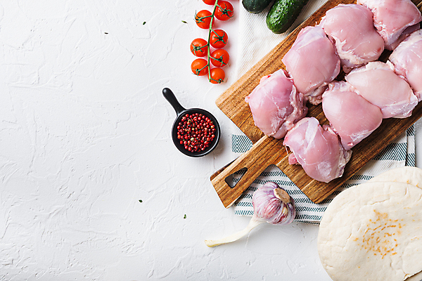 포토 JPG 해외이미지 음식 조각 근육 육류 사람없음 치킨 날것 롤 허벅지 케밥 피타 카피스페이스 해외202105 해외포토 빵 식재료 신체부위 공백 닭고기요리 파일형식