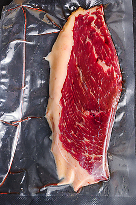 포토 JPG 해외이미지 음식 재료 검은배경 육류 스테이크 요리 비프스테이크 사람없음 소고기 바비큐 날것 대리석 팩 진공 파우치 해외202105 진공포장 해외포토 백그라운드 가방 식재료 포장 서양음식 검은색 화장품 파일형식