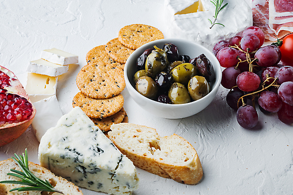 포토 JPG 해외이미지 음식 빵 재료 치즈 육류 사람없음 크래커 애피타이저 흰배경 올리브 블루치즈 타파스 프로슈토 해외202105 해외포토 열매 백그라운드 식재료 유제품 쿠키 흰색 햄 파일형식