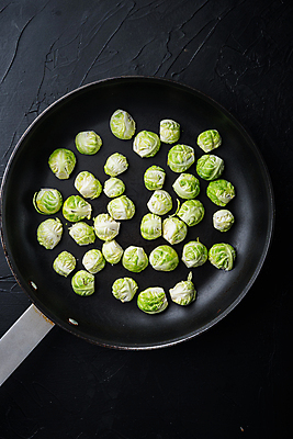 포토 JPG 해외이미지 검은배경 사람없음 하이앵글 프라이팬 방울양배추 해외202105 해외포토 뷰포인트 백그라운드 주방용품 검은색 양배추 파일형식