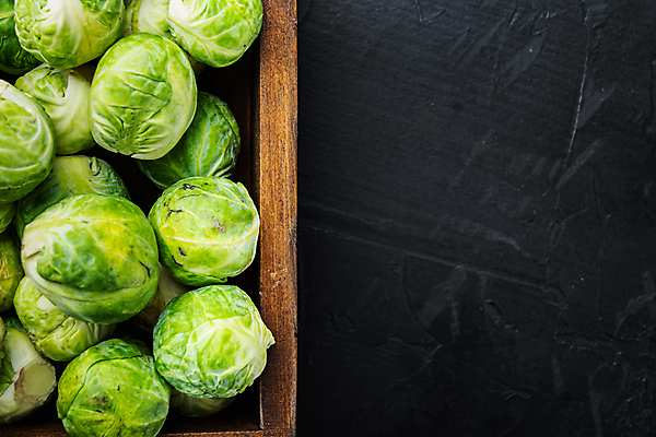 포토 JPG 해외이미지 검은배경 사람없음 나무상자 담기 방울양배추 카피스페이스 해외202105 해외포토 백그라운드 모션 상자 검은색 공백 양배추 파일형식