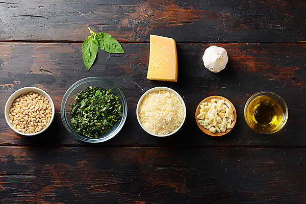 포토 JPG 해외이미지 그릇 식재료 치즈 실내 마늘 사람없음 올리브오일 일렬 유리그릇 바질 페스토 나무배경 해외202105 해외포토 식기 백그라운드 채소 유리 유제품 내부 소스_음식 기름_음식 파일형식