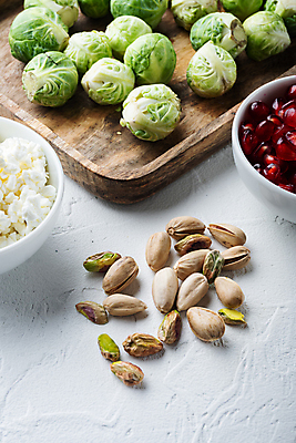 포토 JPG 해외이미지 그릇 식재료 치즈 실내 사람없음 흰배경 나무쟁반 방울양배추 석류알 피스타치오 해외202105 해외포토 식기 백그라운드 유제품 쟁반 내부 목재 견과류 흰색 양배추 석류 파일형식