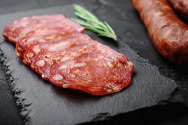 포토 JPG 해외이미지 음식 검은배경 건조 육류 돼지고기 사람없음 소시지 애피타이저 질감 매움 슬라이스 발효 훈제 살라미 초리조 해외202105 해외포토 백그라운드 식재료 검은색 가공식품 맛 파일형식