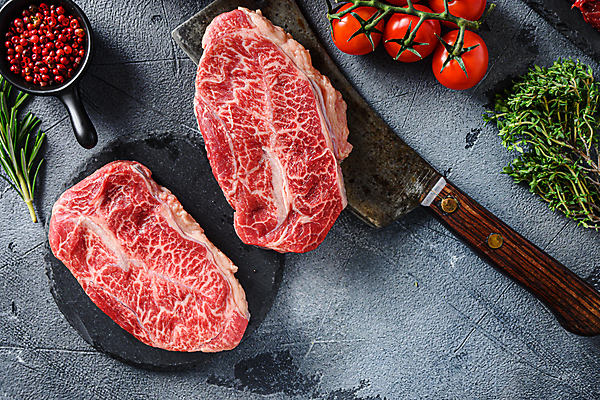 포토 JPG 해외이미지 식기 도마 육류 스테이크 비프스테이크 사람없음 소고기 굴 칼날 플랫 칼 호주 바비큐 철 날것 대리석 로즈메리 마블링 정육점 해외202105 해외포토 음식 식재료 재료 주방용품 어패류 서양음식 상점 오세아니아 허브 파일형식