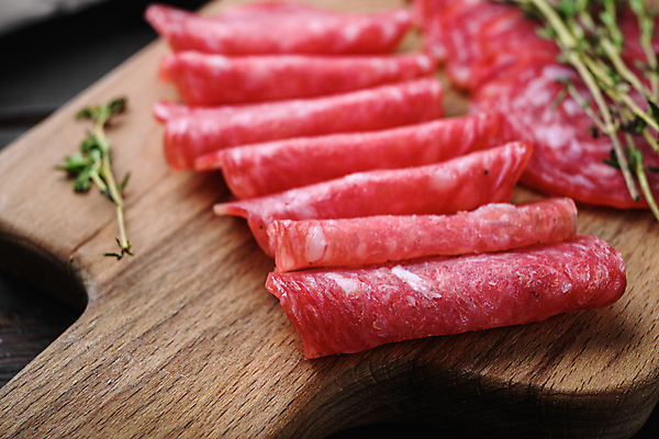 포토 JPG 해외이미지 음식 건조 육류 돼지고기 사람없음 소시지 애피타이저 슬라이스 발효 훈제 살라미 프로슈토 나무배경 해외202105 해외포토 백그라운드 식재료 가공식품 햄 파일형식