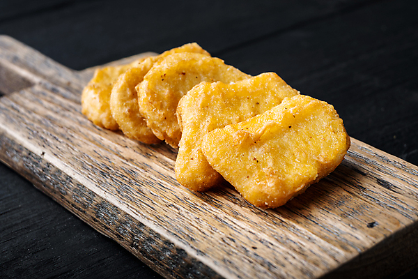 포토 JPG 해외이미지 음식 패스트푸드 요리 사람없음 치킨 나무배경 해외202105 해외포토 백그라운드 인스턴트 닭고기요리 파일형식