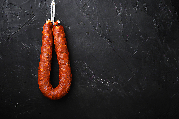 포토 JPG 해외이미지 음식 검은배경 건조 육류 돼지고기 사람없음 소시지 애피타이저 질감 매움 발효 훈제 살라미 초리조 해외202105 해외포토 백그라운드 식재료 검은색 가공식품 맛 파일형식