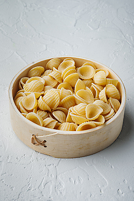 포토 JPG 해외이미지 음식 재료 건조 파스타 스파게티 사람없음 면 밀 흰배경 날것 밀가루 펜네 통밀 해외202105 해외포토 백그라운드 곡류 서양음식 흰색 가루 파일형식