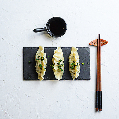 포토 JPG 해외이미지 실내 사람없음 중식 흰배경 만두 종지 나무젓가락 돌판 젓가락받침대 해외202105 해외포토 그릇 음식 백그라운드 젓가락 내부 돌_바위 흰색 수저받침대 파일형식