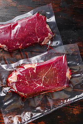 포토 JPG 해외이미지 음식 재료 육류 스테이크 요리 비프스테이크 사람없음 소고기 들소 날것 팩 진공 파우치 나무배경 해외202105 진공포장 해외포토 백그라운드 가방 식재료 포장 서양음식 화장품 소 파일형식