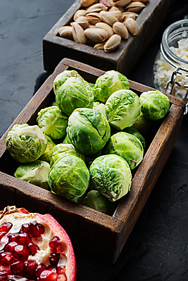 포토 JPG 해외이미지 검은배경 치즈 사람없음 나무상자 담기 양배추 석류 방울양배추 피스타치오 해외202105 해외포토 백그라운드 채소 과일 모션 유제품 상자 검은색 견과류 파일형식