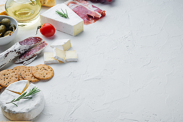 포토 JPG 해외이미지 음식 재료 치즈 육류 요리 사람없음 기름 허브 흰배경 올리브 날것 그리시니 블루치즈 카피스페이스 해외202105 해외포토 식물 열매 빵 백그라운드 식재료 유제품 공백 흰색 파일형식